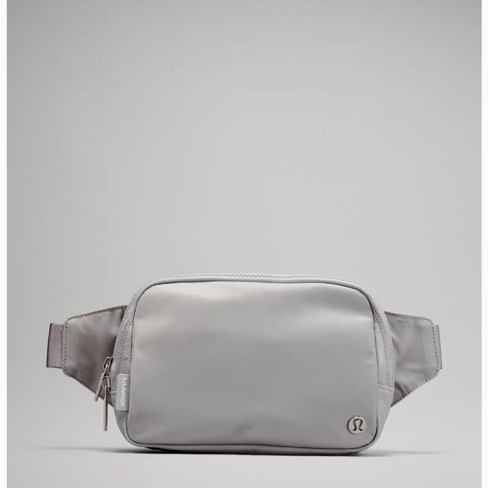NWT Large Everywhere Belt Bag in Silver Drop!